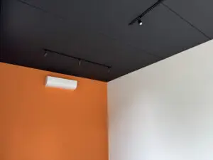 Plafond zwart spuiten van bedrijfspand