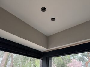 Dé trend van 2026 – Muren en plafonds in dezelfde kleur laten spuiten